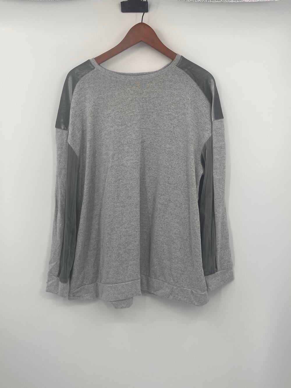 Lane Bryant Womens Silver & Gray Long Sleeve Sweater Shirt soft Velveteen back